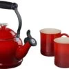 Le Creuset 1 1/4 Qt. Demi Kettle W/Stainless Steel Knob & (2) 14 Oz. Mug Set - Cerise -Redel Cookware Shop 71WUGFNHP8L. AC SL1500