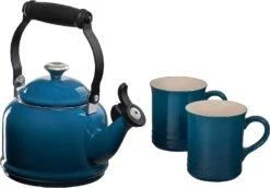 Le Creuset 1 1/4 Qt. Demi Kettle W/Stainless Steel Knob & (2) 14 Oz. Mug Set - Deep Teal