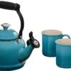 Le Creuset 1 1/4 Qt. Demi Kettle W/Stainless Steel Knob & (2) 14 Oz. Mug Set - Caribbean -Redel Cookware Shop 71swup MZeL. AC SX522
